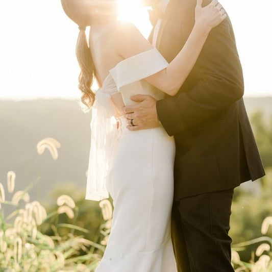Mann mit Ehering am Finger und seiner Frau