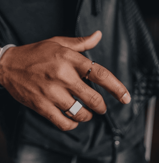 Mann-mit-Silber-ring-in-verschiedenen-Stilen