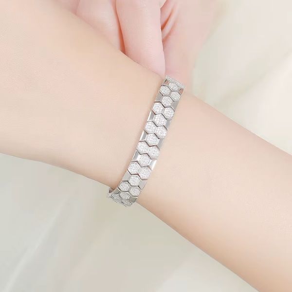 Silbernes-Damen-Armband-mit-besonderem-Design