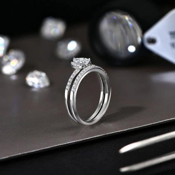 Silberner-Damenring-mit-Moissanit-Stein