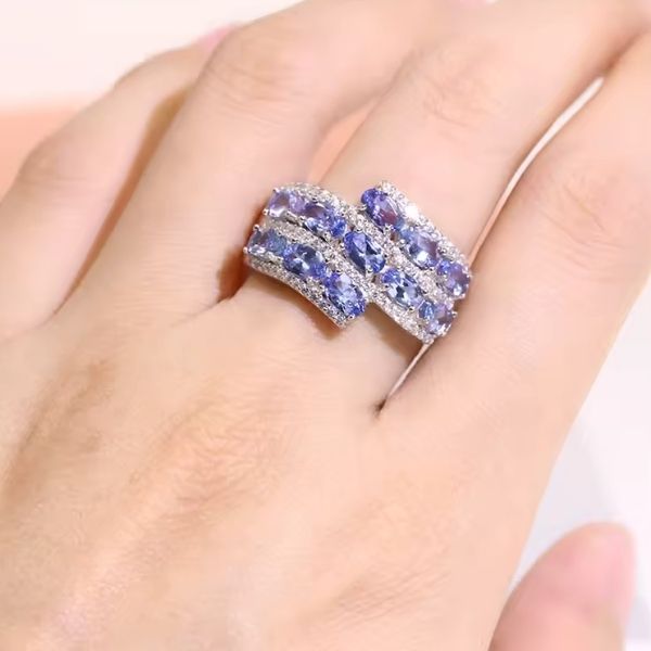 Besonderer-Damenring-mit-blauem-Stein