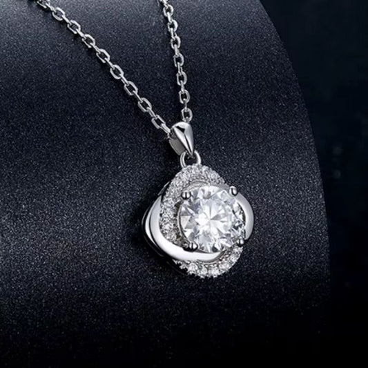 Halskette-mit-vierblattrigem-Kleeblatt