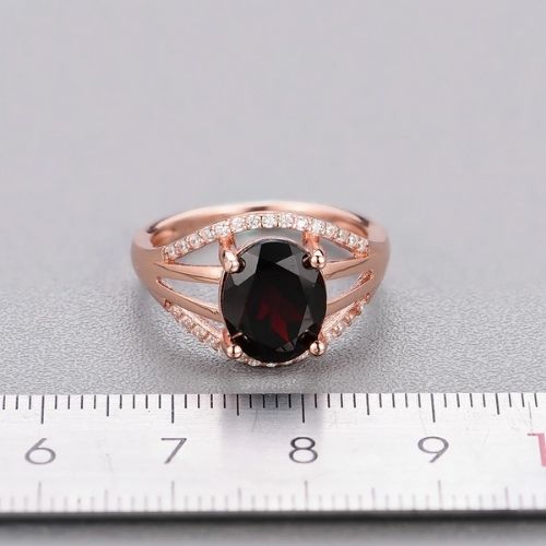 Damenring mit natürlichem dunklem Granatstein Ringsilber