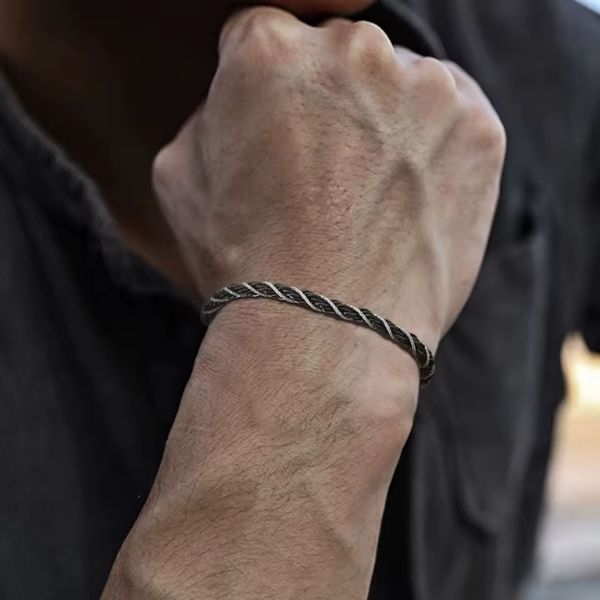 Erschwingliches-Herren-Armband-aus-Stahl