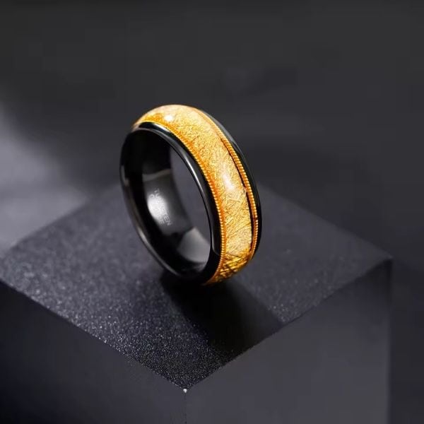 Gelber und schwarzer auffälliger Ehering Ringsilber