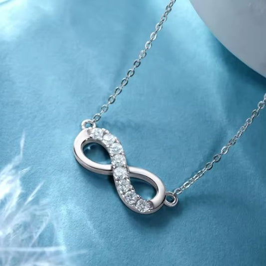 Halskette-mit-Unendlichkeitssymbol