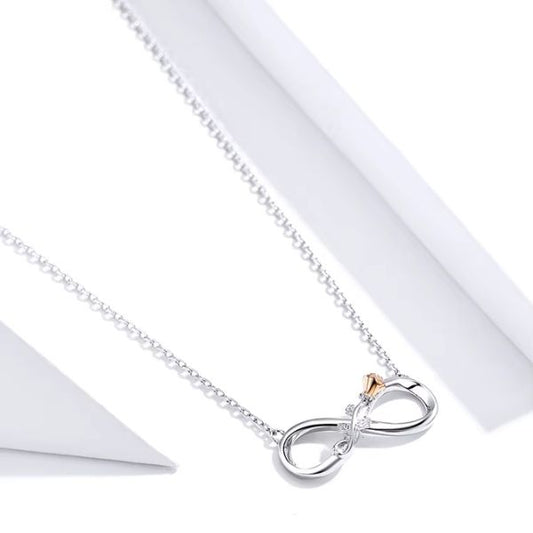 Halskette-mit-Unendlichkeitssymbol-und-Rose