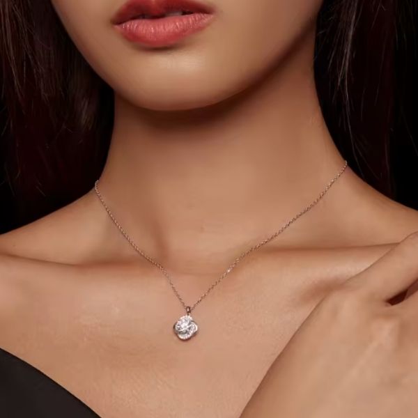 Halskette-mit-vierblattrigem-Kleeblatt