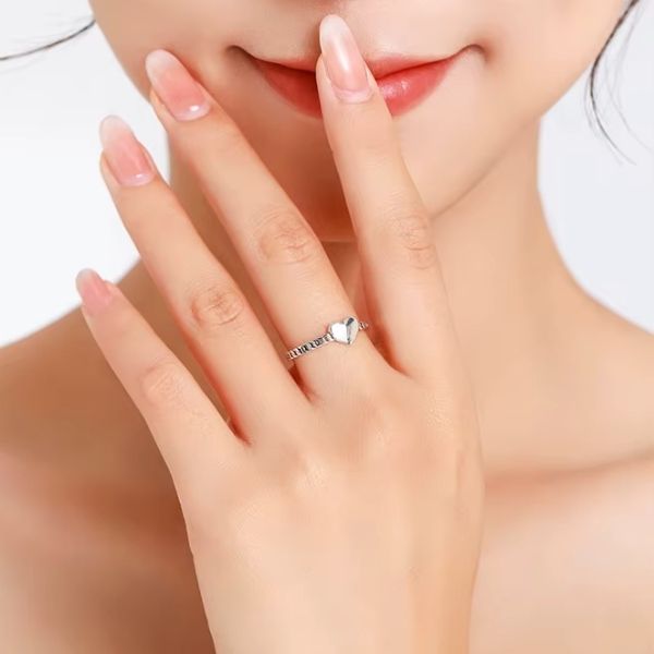 Minimalistisches herzförmiges Frauengesicht Ringsilber