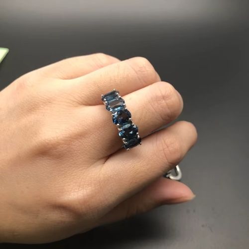 Ring mit natürlichem blauem Topas