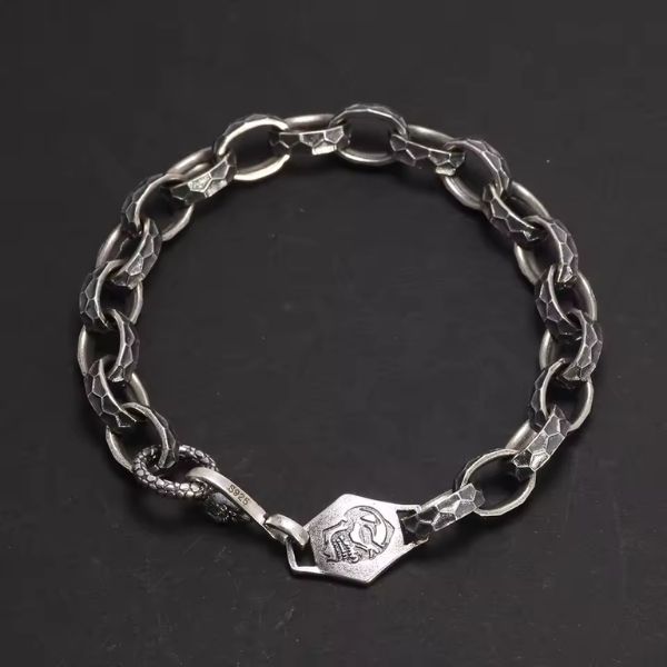 Silbernes-Armband-mit-Adlerkopf-Symbol