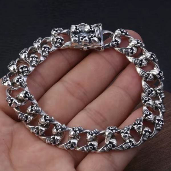 Silbernes-Armband-mit-Totenkopf-Stickerei-im-Sonderdesign