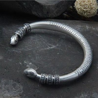 Silbernes Armreif mit fernöstlichen Symbolen Ringsilber