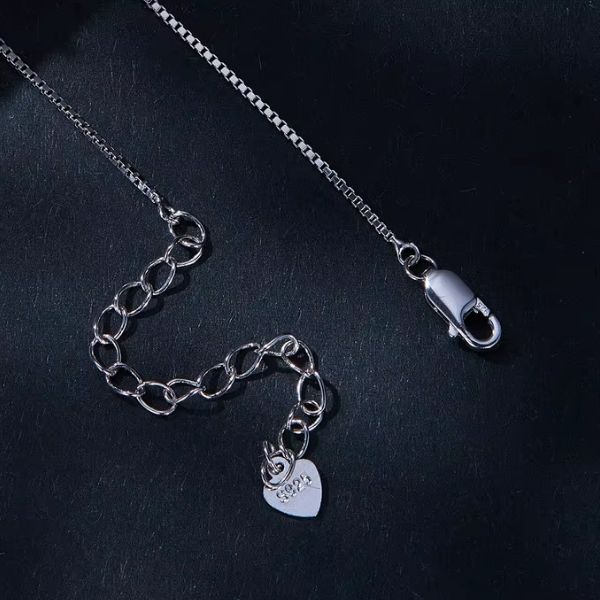 Silberne-Halskette-in-Form-eines-Wassertropfens