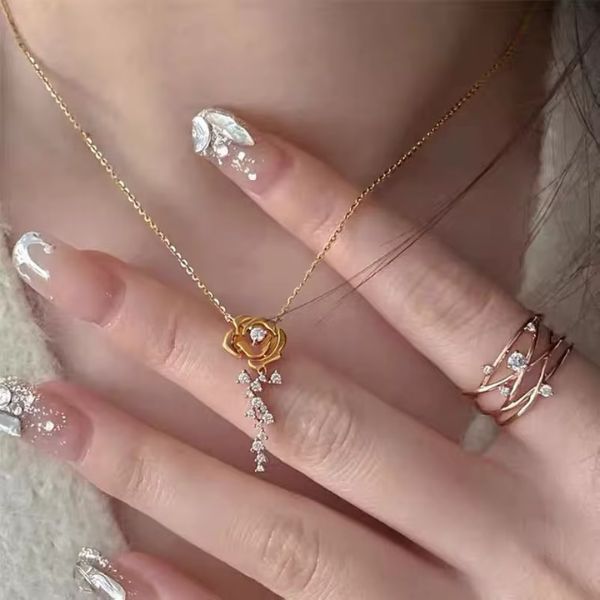 Silberne Halskette für Damen in Rosenform - Ringsilber