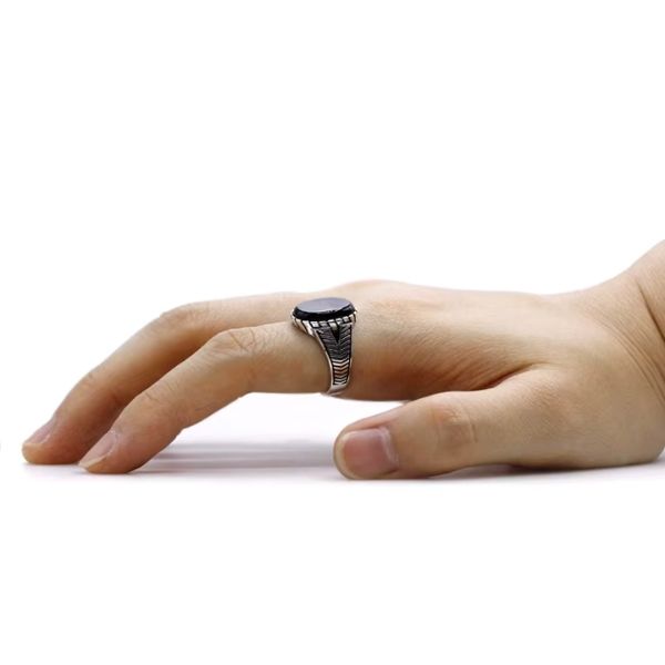 Ring-aus-schwarzem-Achat