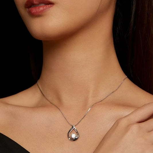 Silberne-Halskette-in-Form-eines-Wassertropfens