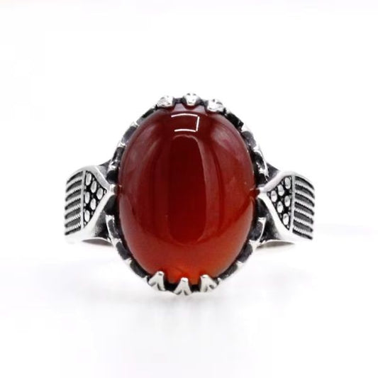 Silberring-mit-rotem-Stein