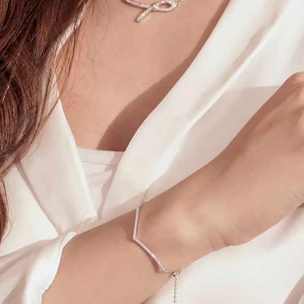 V-formiges-geometrisches-Silberarmband