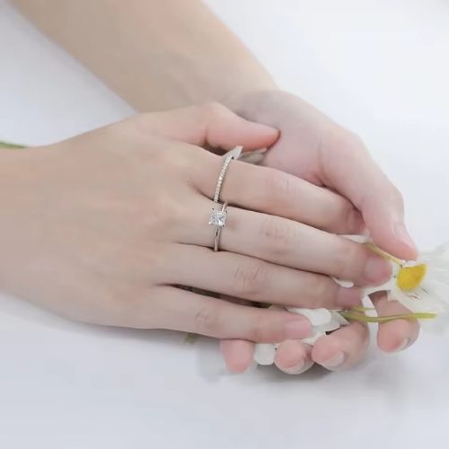 Verlobungsring mit 1 Karat Moissanit im Prinzessschliff Ringsilber
