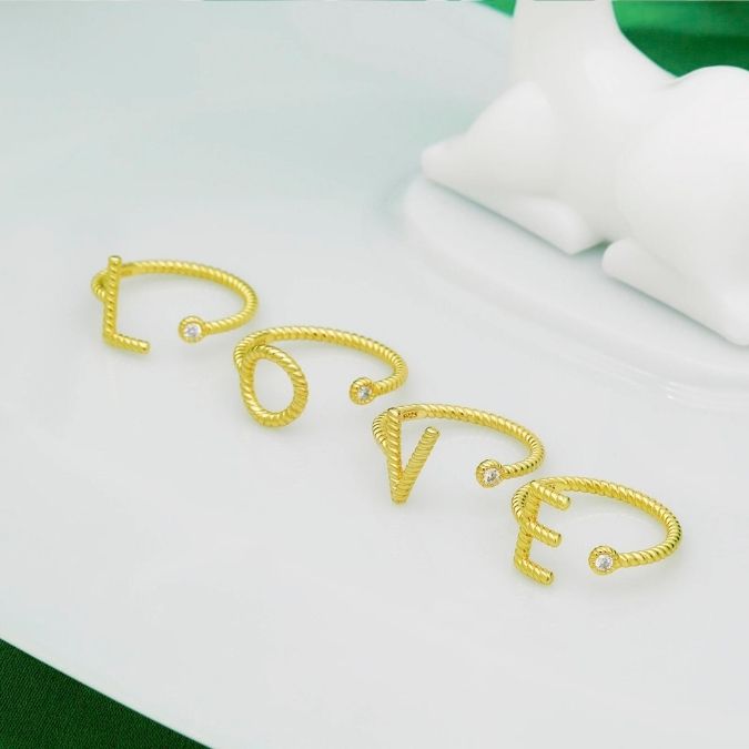 Ring-mit-Buchstabe-fur-Dame