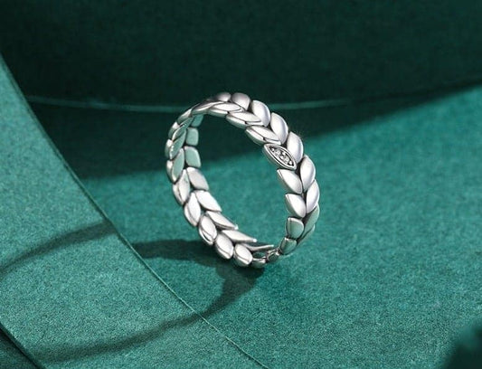 Silberring mit Zirkon Stein auf Grünem Hintergrund