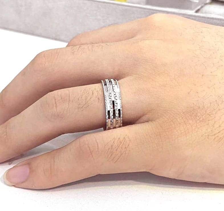 Der Mann hat einen Eheringe Vintage an seinem Finger.