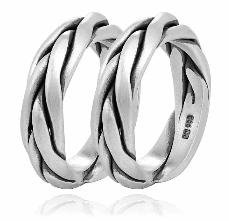 Bild von zwei silbernen Ringen für Männer und Frauen