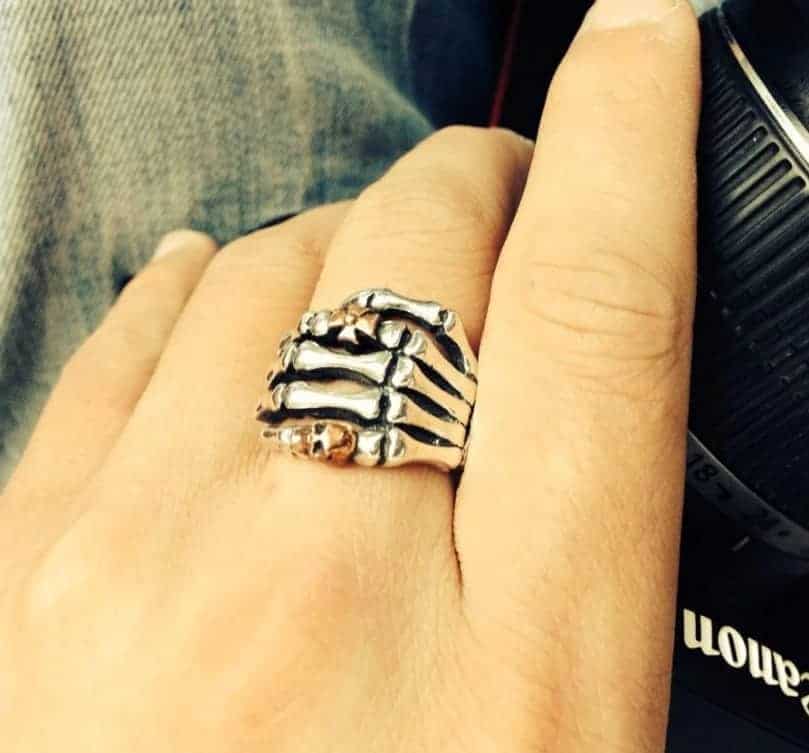 Der Mann hat einen klauen förmigen Silberring an seinem Zeigefinger