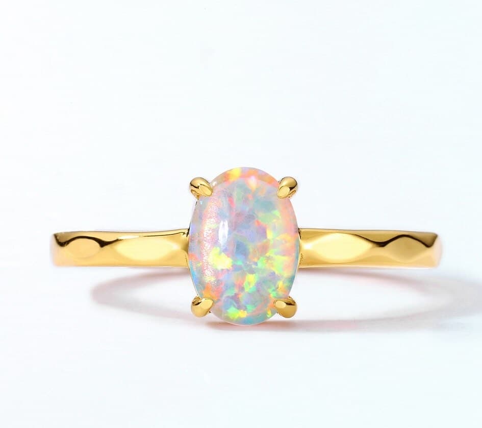Goldring-im-Opalschliff-für-Damen