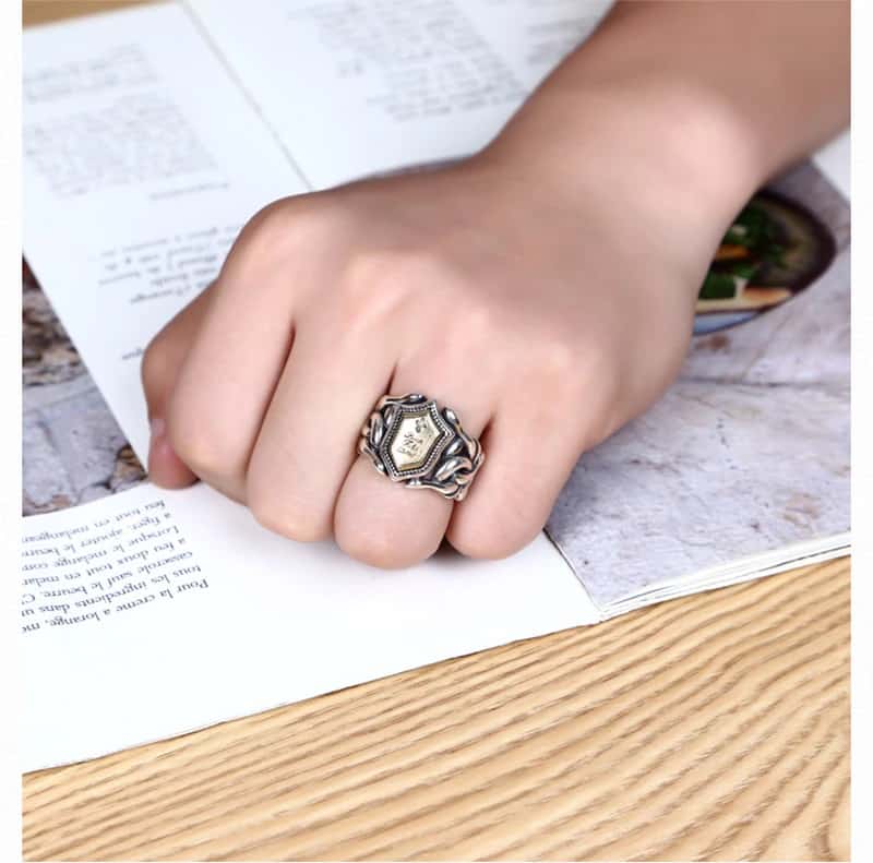 Mann trägt einen silbernen Ring an seinem Ringfinger