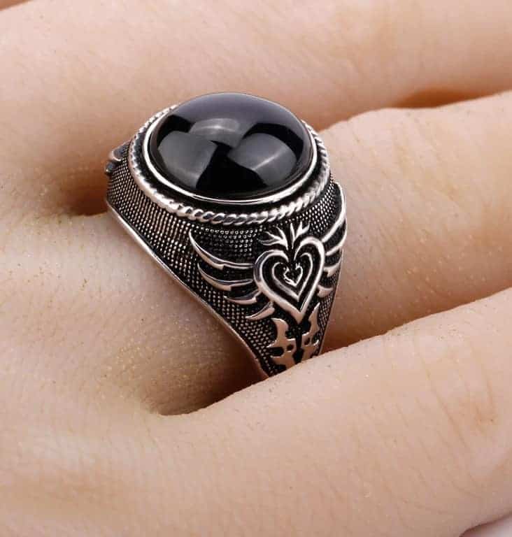 Der Mensch hat einen Herzring an seinem Finger