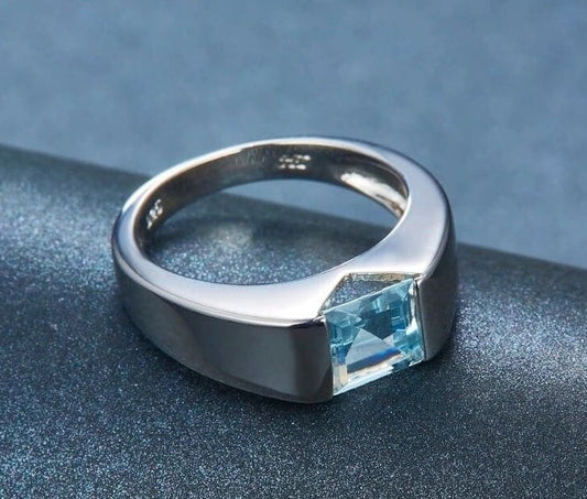 Quadratischer Silber Ring mit blauem Stein