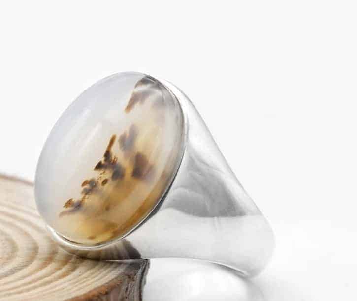 Silber Ring mit Achat Stein auf Holz