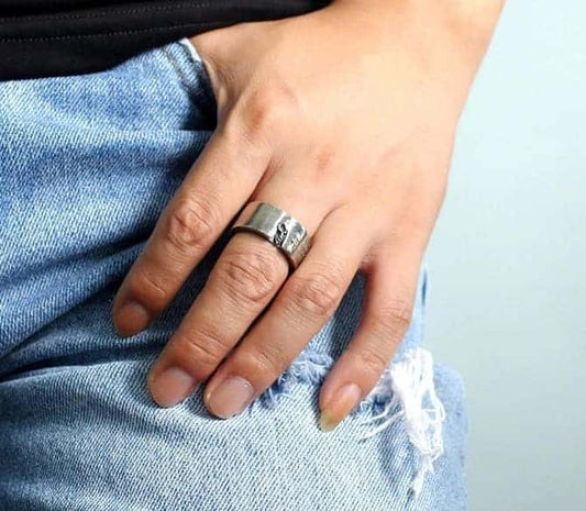 Mann hat einen Vintage Ring am Finge