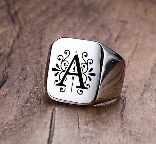 Ring mit buchstabe