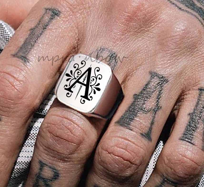 Ring mit buchstabe