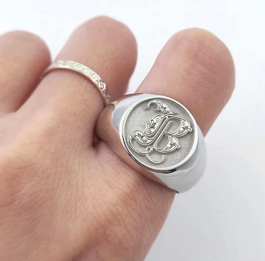 Mann hat Ring mit Buchstaben Ring an meinem Finger