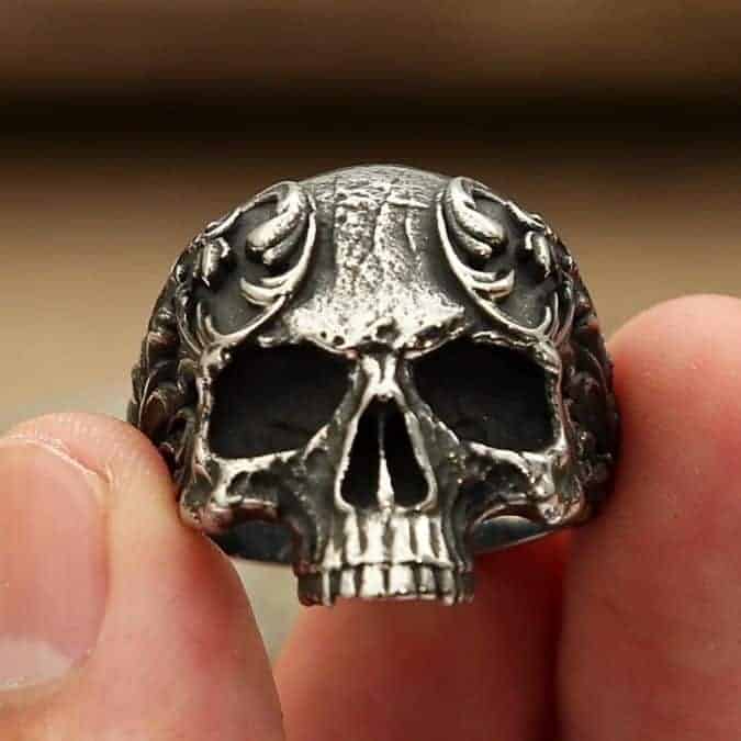 Schadel-Ring-aus-Edelstahl-für-Herren