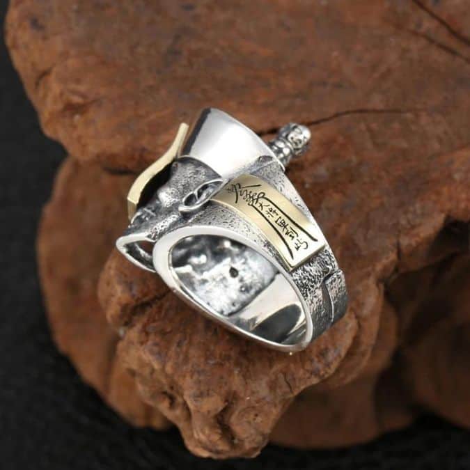 Schadelring-im-speziellen-Design-Manner