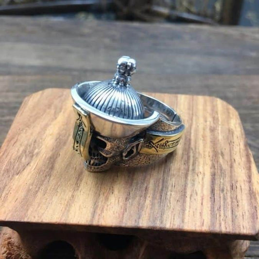 Schadelring-im-speziellen-Design-Manner