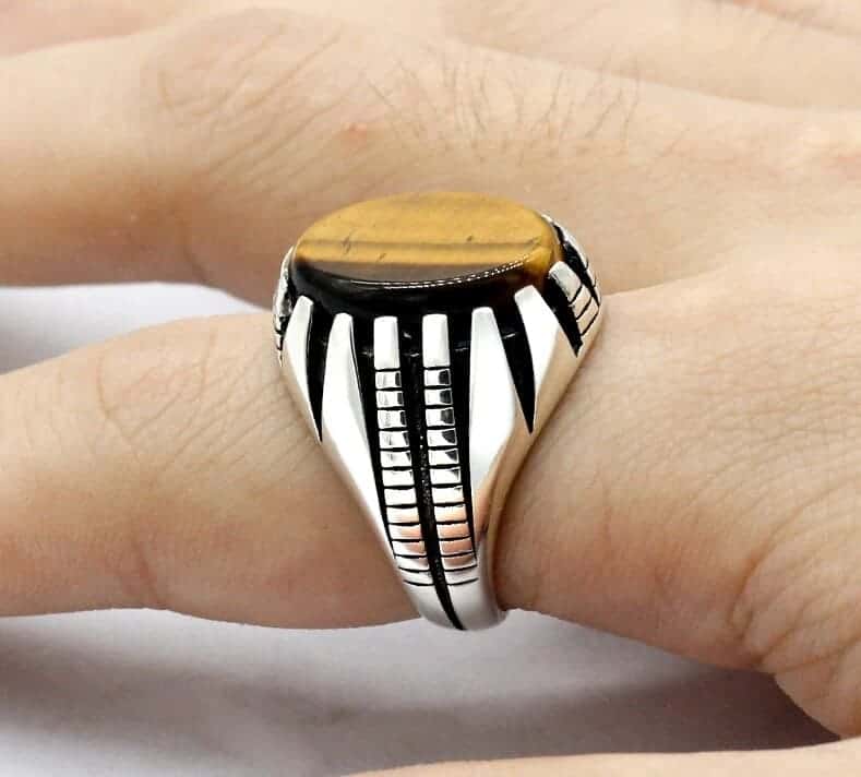 Der-Mann-hat-einen-Siegelring-am-Finger