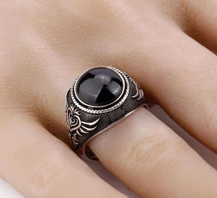 Der Mensch hat einen Herzring an seinem Finger