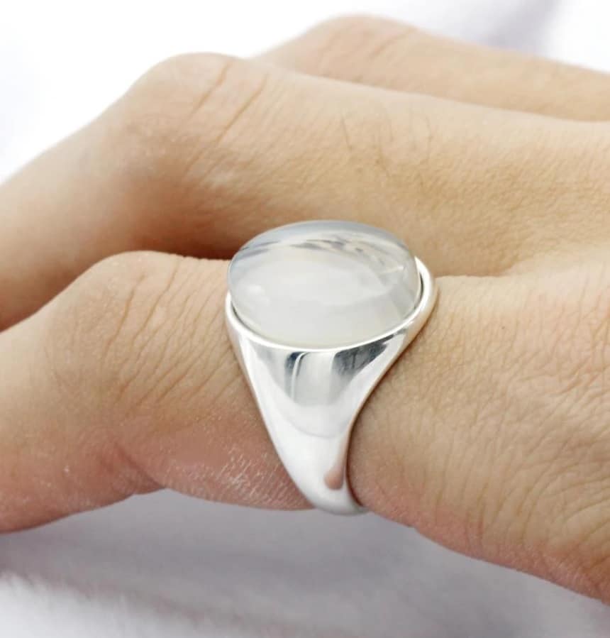 Siegelring mit Stein am Zeigefinger