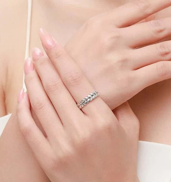 Frau hat einen Silber Ring mit Zirkon an ihrem Zeigefinger