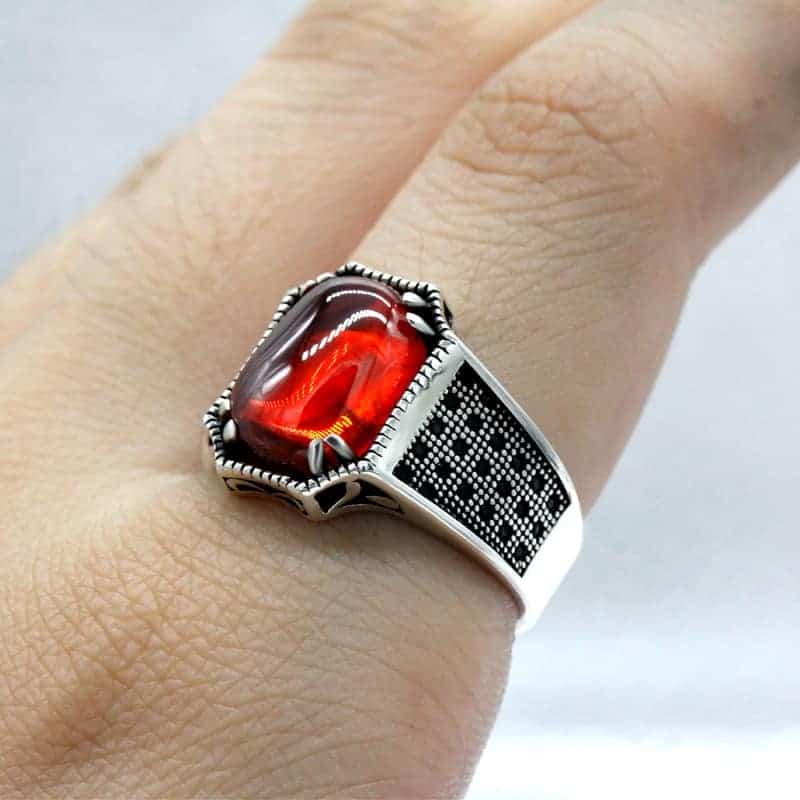 Silberring am kleinen Finger getragen