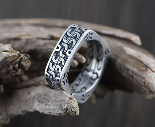 Quadratischer Silberring an einem Baum