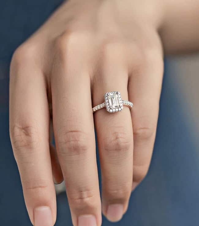 Verlobungsring am Ringfinger der Damen getragen