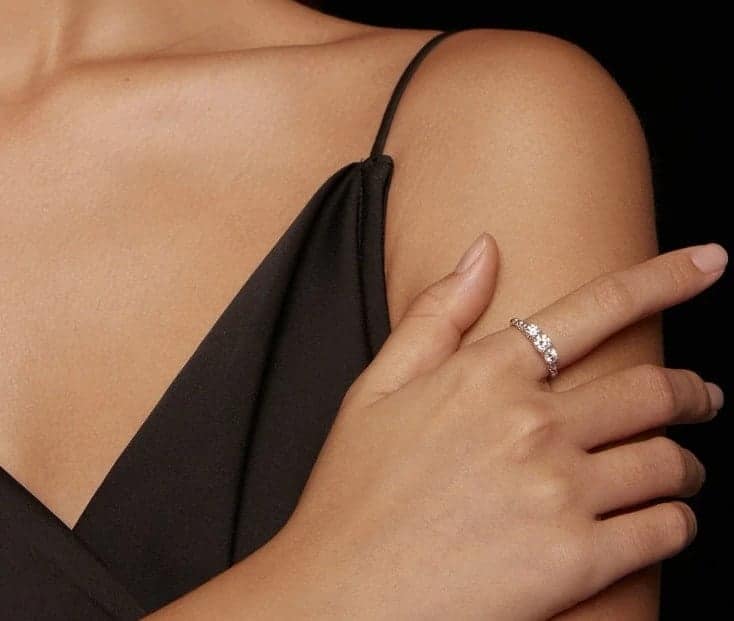 Frau hat Verlobungsring Silber Vintage am Finger