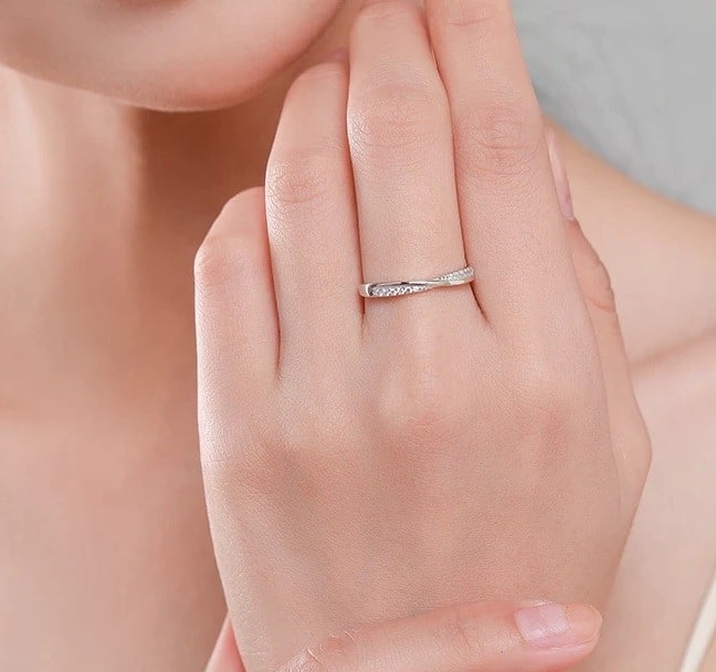 Frau hat Vorsteckring am Finger